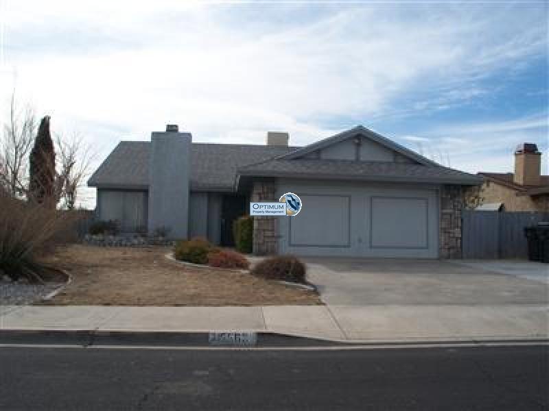 Nice house in Victorville with a fireplace, Wood Stove, Covered Patio 1