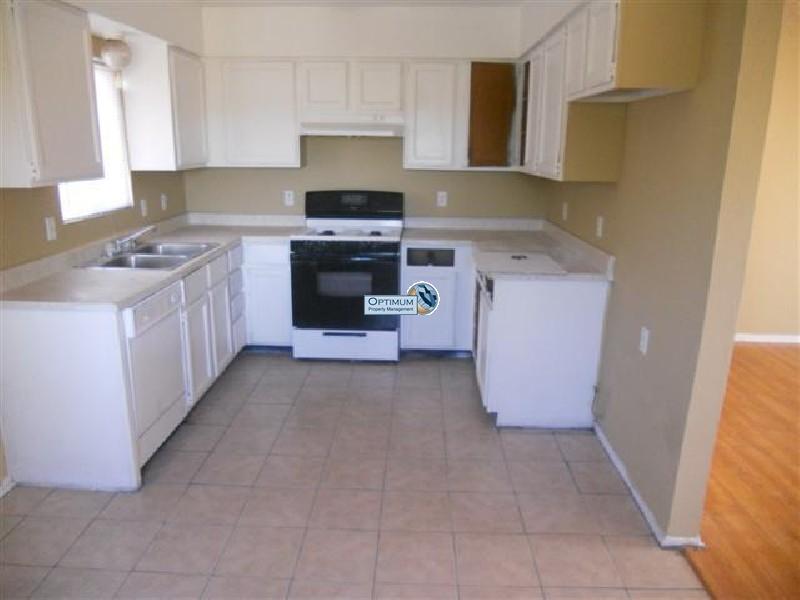 2 Story, 2 Bedroom Apartment $1000 MOVE IN! 3