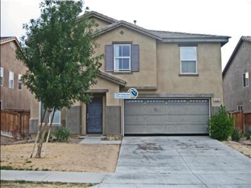 4 bedroom, two-story home in Hesperia 1
