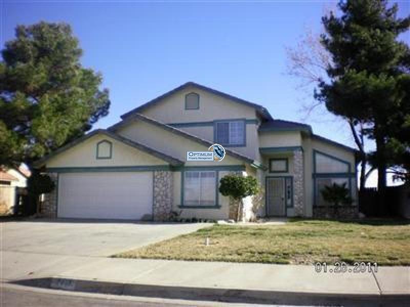 Two-story Hesperia home on large lot 7