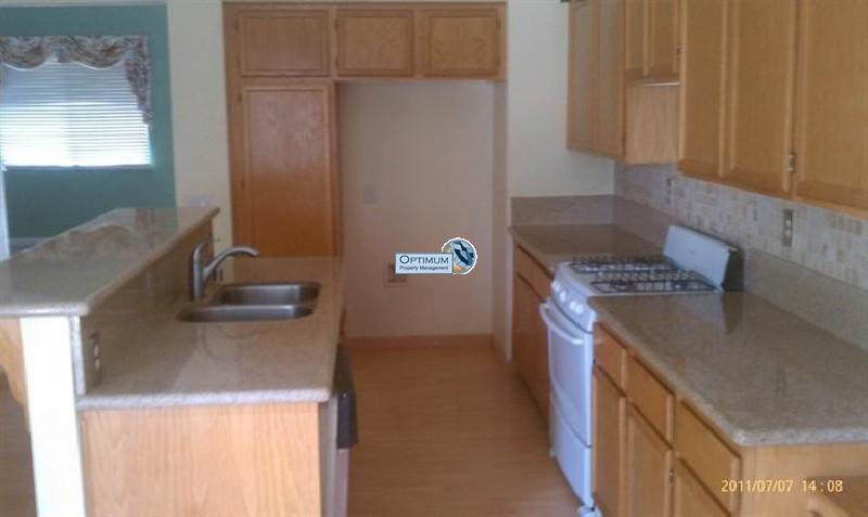 3 Bedroom 3 Bathroom Granite Counters in a Large Kitchen 2